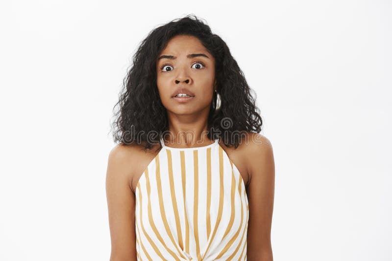 Oops luktproblem Stående av den bedövade angelägna snygga afrikansk amerikankvinnan med den lockiga frisyren som in är fotografering för bildbyråer Oops luktproblem Stående av den bedövade angelägna snygga afrikansk amerikankvinnan med den lockiga frisyren som in är fotografering för bildbyråer