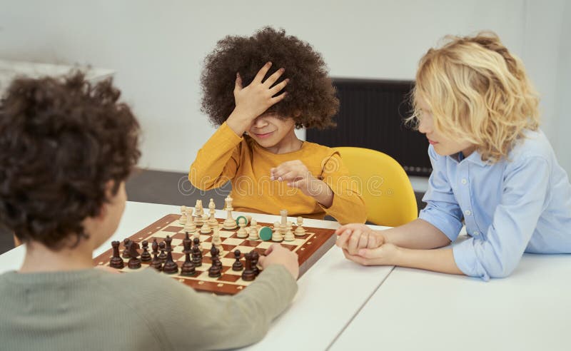 Amigos de xadrez e jogos de tabuleiro na mesa de madeira pensando em  movimento estratégico ou tático em casa grupo sênior de homens jogando e  segurando ou movendo a peça branca para