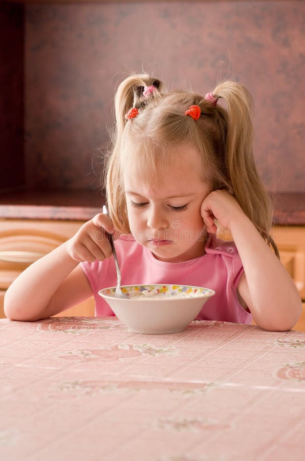 Baby 3.5 years did not want to eat breakfast. Baby 3.5 years did not want to eat breakfast.