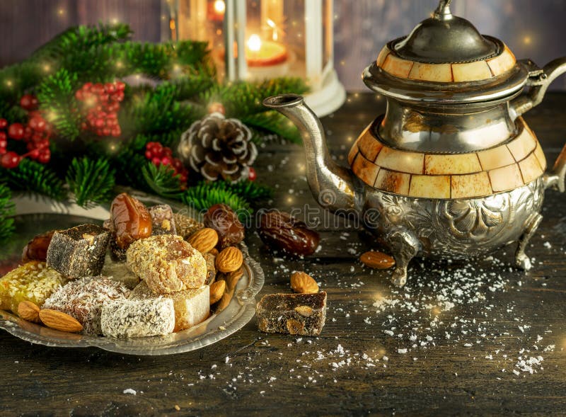 Oorspronkelijke zoetheid Turks plezier en rahat op het metalen wijnbord met theepot in de winter kerstversiering op het hout