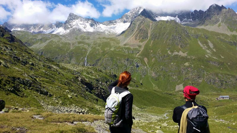 oostenrijk Alpien gebied ` Stubai ` Klimmers op een bergweg stock foto oostenrijk Alpien gebied ` Stubai ` Klimmers op een bergweg stock foto
