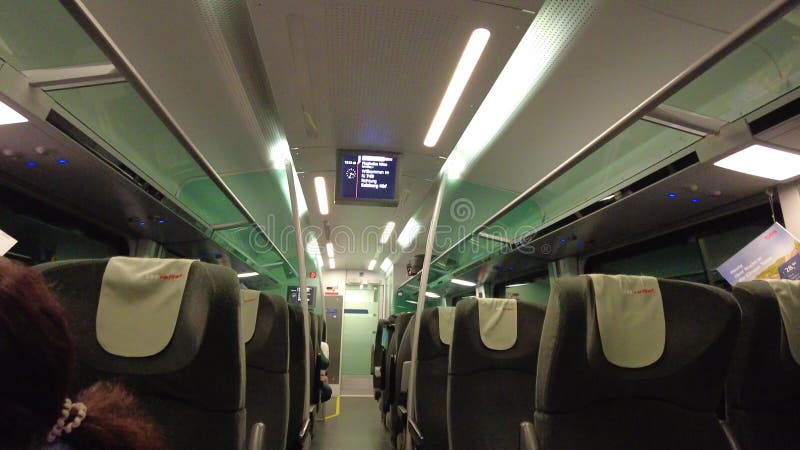 Oostenrijk wenen , 18 maart 2023 : toeristen reizen in een treinreis. spoorweg. weergave in de treinwagen