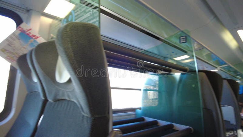 Oostenrijk wenen , 18 maart 2023 : toeristen reizen in een treinreis. spoorweg. weergave in de treinwagen