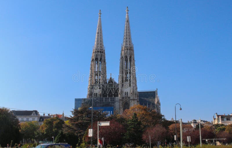 Oostenrijk; Wenen; 21 oktober, 2018; De Votive Kerk Votivkirche die op Ringstrasse in Wenen wordt gevestigd, het is één van royalty-vrije stock foto Oostenrijk; Wenen; 21 oktober, 2018; De Votive Kerk Votivkirche die op Ringstrasse in Wenen wordt gevestigd, het is één van royalty-vrije stock foto