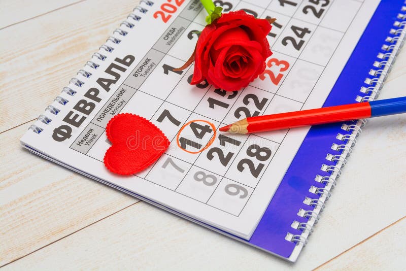 Op de russische kalender staat op 14 februari een rood potlood op de agenda .. de inschrijving in het russisch is