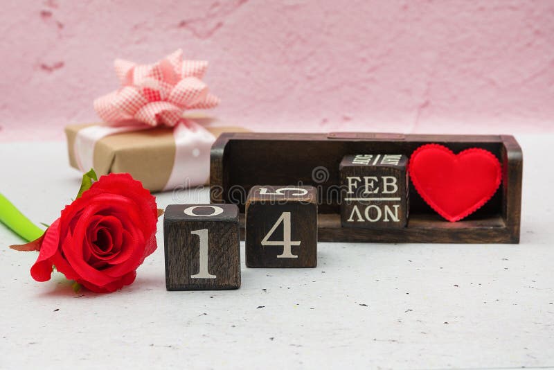 Op een witte en roze achtergrond is er een roos met een geschenk en een kalender met blokjes met de datum 14 februari ..
