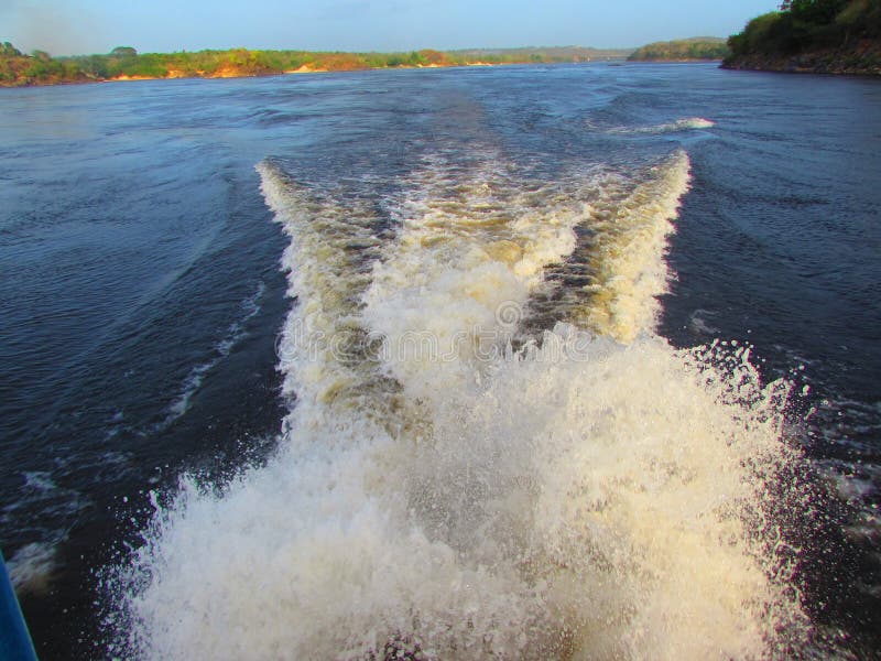 Download Op Rio Caroni stock foto. Afbeelding bestaande uit rivier - 107706792