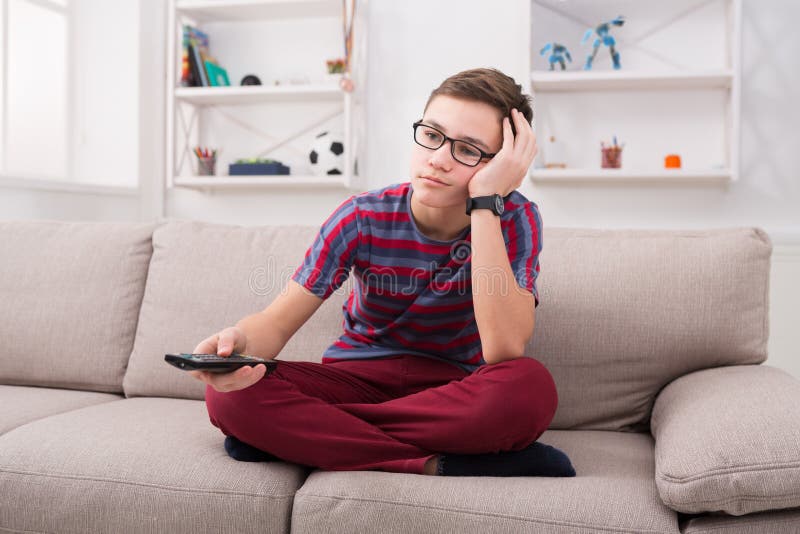 Op TV letten en jongen die thuis bored op laag kijken royalty-vrije stock afbeeldingen Op TV letten en jongen die thuis bored op laag kijken royalty-vrije stock afbeeldingen