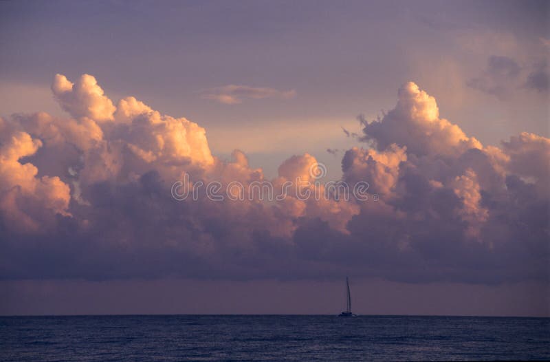 opacifie le coucher du soleil de la république dominicaine de cumulus photographie stock libre de droits opacifie le coucher du soleil de la république dominicaine de cumulus photographie stock libre de droits
