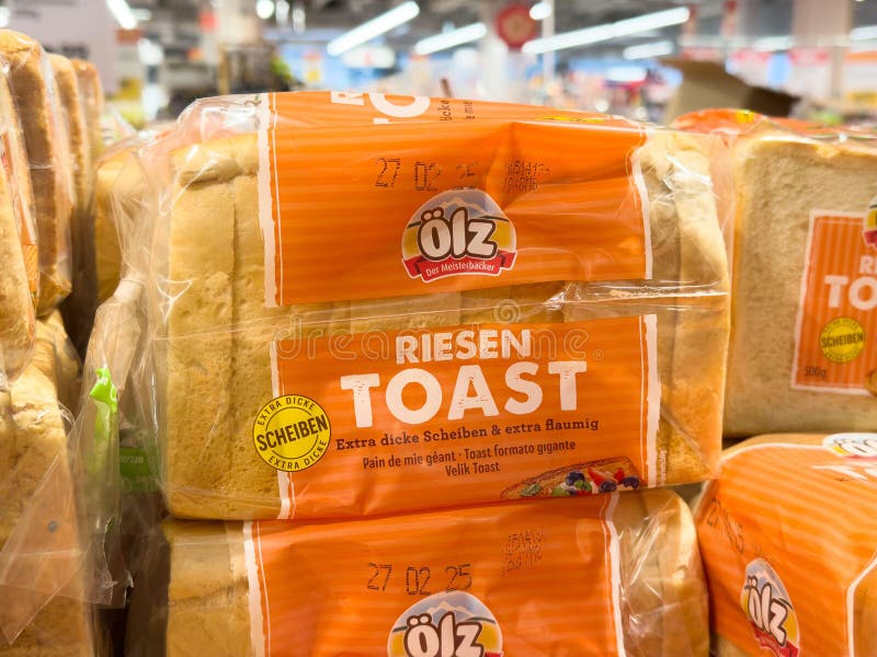 Opakowanie pieczywa Riesen w korytarzu supermarketu z pomarańczowym wzorem etykiety obraz royalty free
