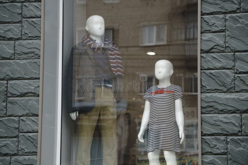 Opatrunkowi mannequins zakupy centrum handlowe przez nowego, Kolorowe kobiety, odziewają podczas zakupy, ` s ubiera na drewnianyc obrazy royalty free Opatrunkowi mannequins zakupy centrum handlowe przez nowego, Kolorowe kobiety, odziewają podczas zakupy, ` s ubiera na drewnianyc obrazy royalty free