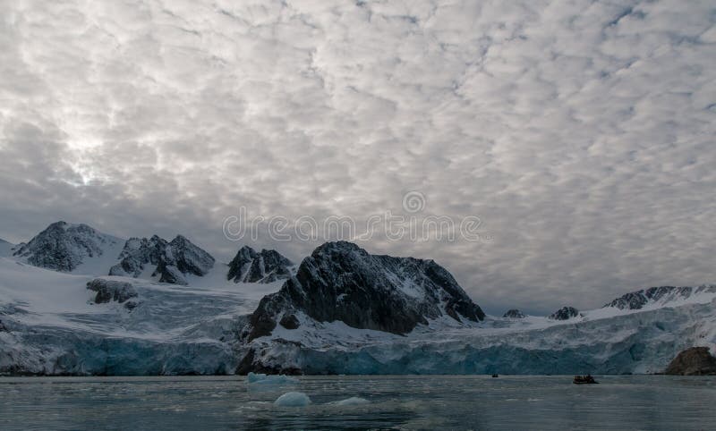 Opblaasbare Rubberboten die gletsjervoorzijde, Hamiltonbukta, Svalbard naderen stock afbeelding Opblaasbare Rubberboten die gletsjervoorzijde, Hamiltonbukta, Svalbard naderen stock afbeelding