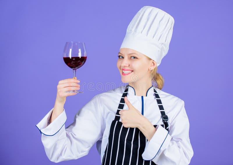 Opción correcta de la copa de vino Sommelier feliz que muestra los pulgares encima del gesto con la copa de vino a disposición Ad fotos de archivo libres de regalías Opción correcta de la copa de vino Sommelier feliz que muestra los pulgares encima del gesto con la copa de vino a disposición Ad fotos de archivo libres de regalías