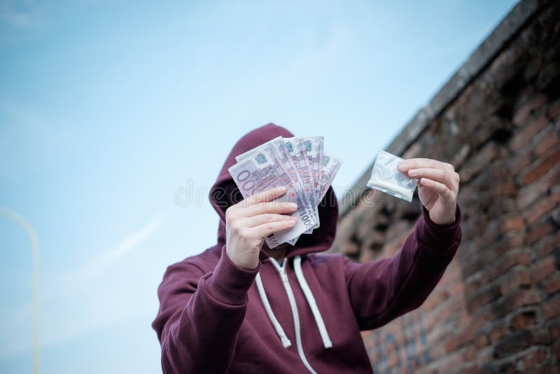 Opdringer die en het handel drijven drugdosis verkopen royalty-vrije stock afbeeldingen Opdringer die en het handel drijven drugdosis verkopen royalty-vrije stock afbeeldingen