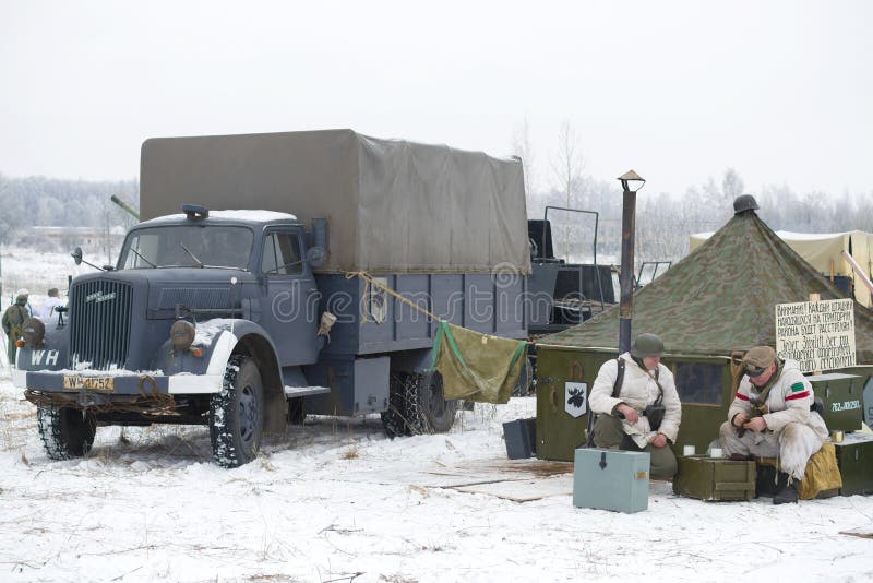 Opel Blitz är en tysk lastbil i ett militärt läger Fragment av denhistoriska `en för rekonstruktion`-Januari åska, fotografering för bildbyråer Opel Blitz är en tysk lastbil i ett militärt läger Fragment av denhistoriska `en för rekonstruktion`-Januari åska, fotografering för bildbyråer