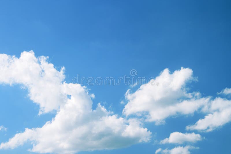 Open blauwe hemel en witte wolken