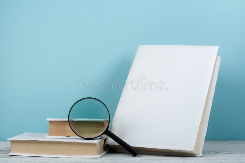 Open boek, boek met harde kaft kleurrijke boeken op houten lijst magnifier Terug naar School Exemplaarruimte voor tekst Onderwijs stock afbeelding Open boek, boek met harde kaft kleurrijke boeken op houten lijst magnifier Terug naar School Exemplaarruimte voor tekst Onderwijs stock afbeelding