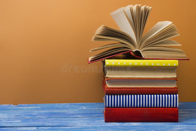 Open boek, boek met harde kaftboeken op houten lijst Terug naar School Exemplaarruimte voor tekst stock foto Open boek, boek met harde kaftboeken op houten lijst Terug naar School Exemplaarruimte voor tekst stock foto