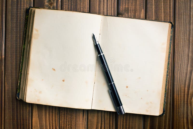 Open boek met vulpen stock fotografie Open boek met vulpen stock fotografie