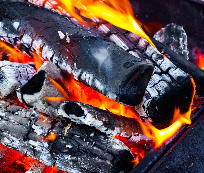 Open brand dichte omhooggaande, brandende brandhout, steenkool en as Brand in een open open haard stock afbeeldingen Open brand dichte omhooggaande, brandende brandhout, steenkool en as Brand in een open open haard stock afbeeldingen