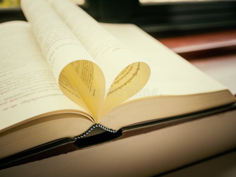 Open die boek met pagina's als hart gestalte worden gegeven royalty-vrije stock afbeeldingen Open die boek met pagina's als hart gestalte worden gegeven royalty-vrije stock afbeeldingen