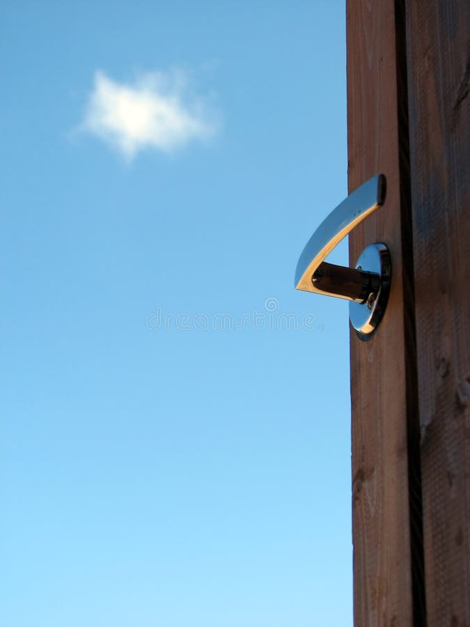 Porte aperte contro il cielo blu opportunità di un nuovo inizio, il lancio, il successo, la libertà concetti.