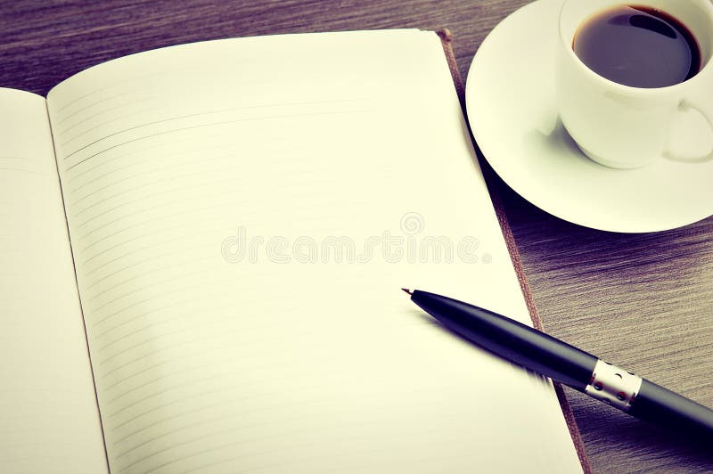 Open een lege witte notitieboekje, een pen en een koffie op het bureau royalty-vrije stock afbeelding Open een lege witte notitieboekje, een pen en een koffie op het bureau royalty-vrije stock afbeelding