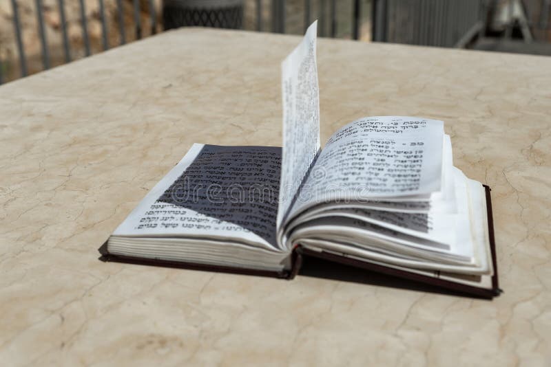 Heilig Boek Der Joden Open Het Heilige Boek Van De Joden Met De Tekst Van De Gebeden in De