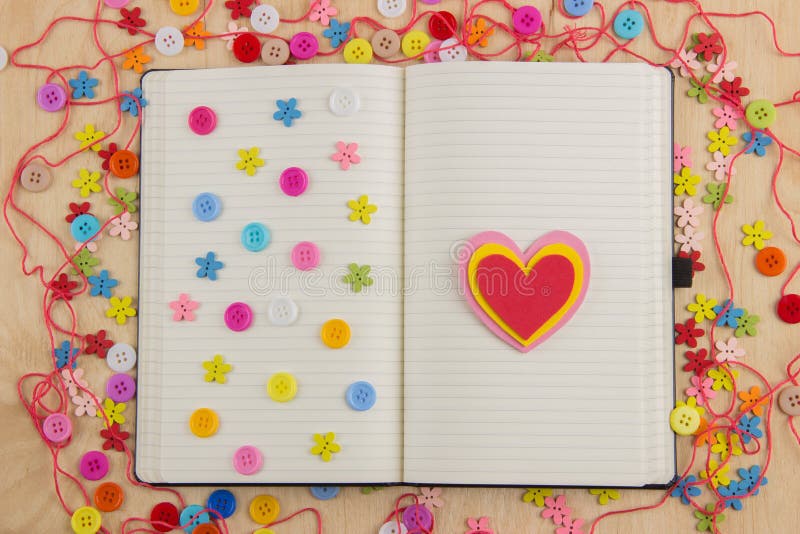 Open notitieboekjepagina needlewoman met knopen, draad, bloemen en stock afbeelding Open notitieboekjepagina needlewoman met knopen, draad, bloemen en stock afbeelding