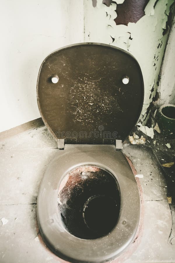 Oud toilet stock afbeelding. Image of open, houten, gebroken 37402007
