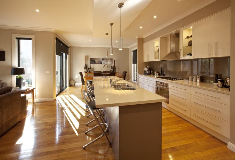 Moderna cucina a pianta aperta, sala da pranzo e soggiorno, con granito benchtops e lucido pavimento.