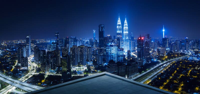 Open plekbalkon met Kuala Lumpur-cityscape horizonmening