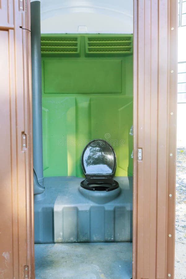 Cabine De Toilettes Portables À Plein Chantier De Construction Banque  D'Images et Photos Libres De Droits. Image 50374699