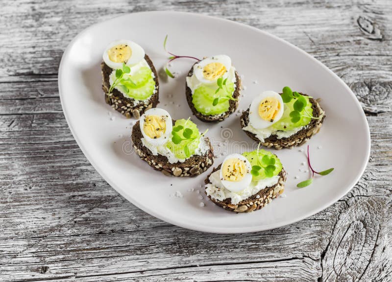 Open sandwiches met roomkaas, kwartelseieren en selderie Heerlijke gezonde Pasen-snack royalty-vrije stock fotografie Open sandwiches met roomkaas, kwartelseieren en selderie Heerlijke gezonde Pasen-snack royalty-vrije stock fotografie