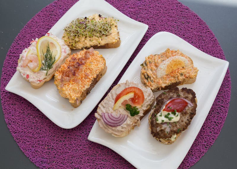 Open Sandwiches in Oostenrijk royalty-vrije stock afbeeldingen Open Sandwiches in Oostenrijk royalty-vrije stock afbeeldingen