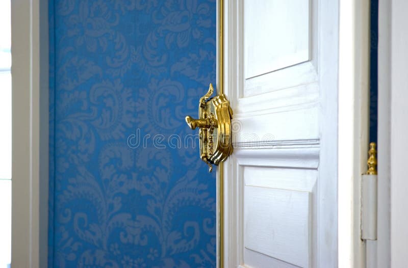 Door Open Royalty-Free Images, Stock Photos & Pictures