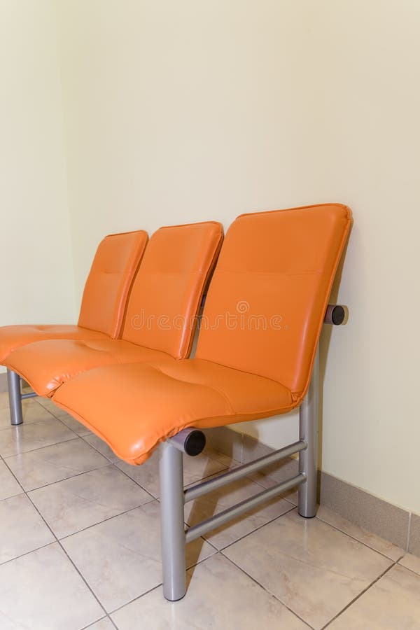 Openbaar gebouw wachtend gebied Het ziekenhuis binnenlands detail niemand de oranje stoelen van de het ziekenhuishal voor patiënt stock foto's Openbaar gebouw wachtend gebied Het ziekenhuis binnenlands detail niemand de oranje stoelen van de het ziekenhuishal voor patiënt stock foto's
