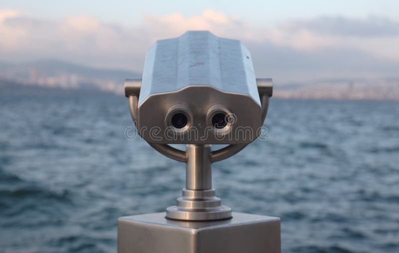 Openbare verrekijkers op rivierkust stock afbeeldingen