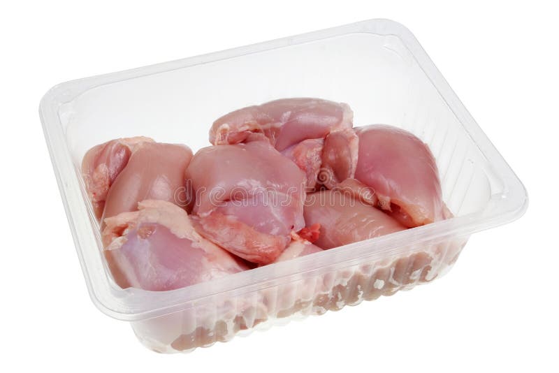 Openden de verse benen van het kippenvlees zonder beenderen en de huid in de norm plastic geïsoleerde container royalty-vrije stock foto Openden de verse benen van het kippenvlees zonder beenderen en de huid in de norm plastic geïsoleerde container royalty-vrije stock foto