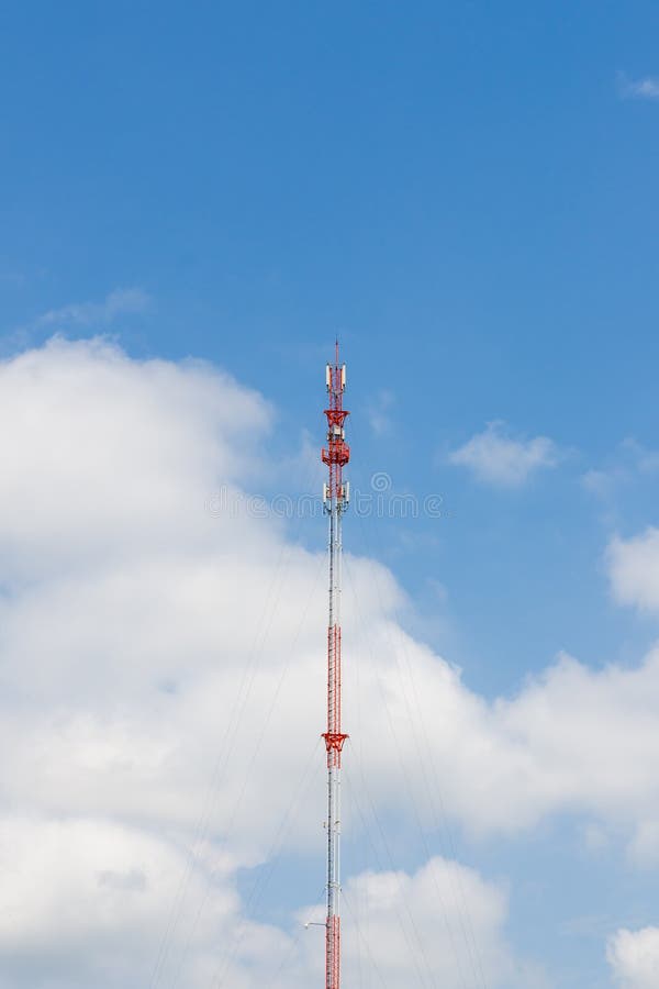 Openlucht tele communicatie rode en witte toren blauwe hemel en clou stock foto Openlucht tele communicatie rode en witte toren blauwe hemel en clou stock foto