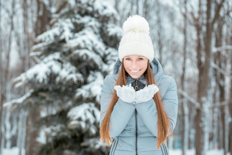 Openluchtclose-upportret van jong mooi gelukkig glimlachend meisje, die modieuze gebreide de winterhoed en handschoenen dragen He stock afbeelding Openluchtclose-upportret van jong mooi gelukkig glimlachend meisje, die modieuze gebreide de winterhoed en handschoenen dragen He stock afbeelding