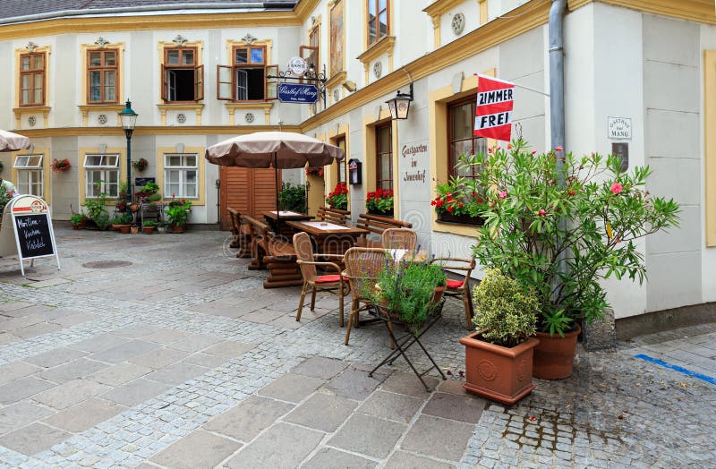 Openluchtkoffie in het historische centrum Ybbs een der Donau, Oostenrijk royalty-vrije stock foto's Openluchtkoffie in het historische centrum Ybbs een der Donau, Oostenrijk royalty-vrije stock foto's