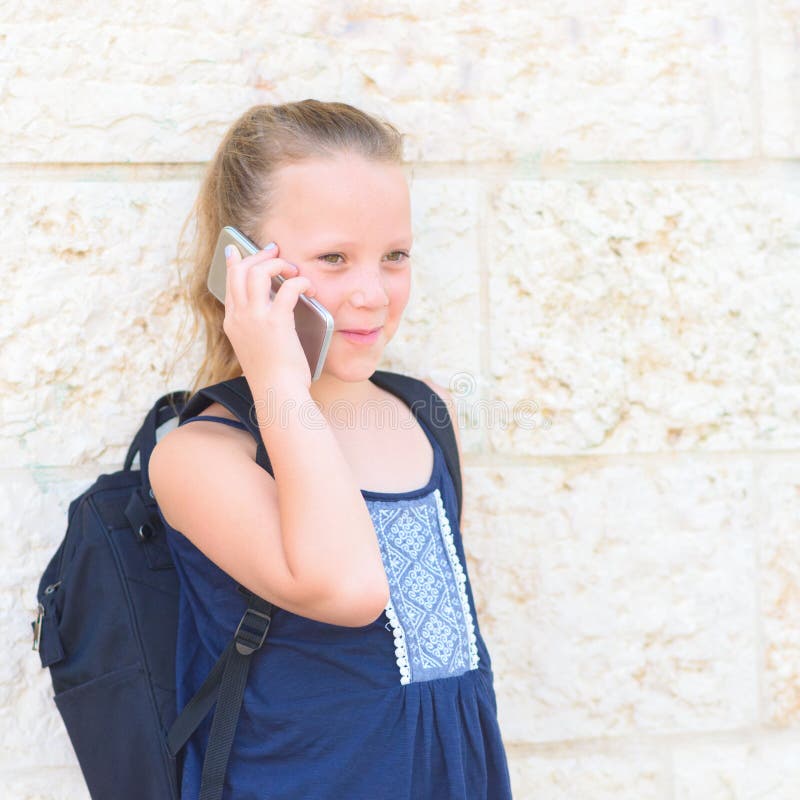 Openluchtportret van gelukkig meisje 8-9 ??njarigen die op telefoon spreken royalty-vrije stock afbeeldingen Openluchtportret van gelukkig meisje 8-9 ??njarigen die op telefoon spreken royalty-vrije stock afbeeldingen