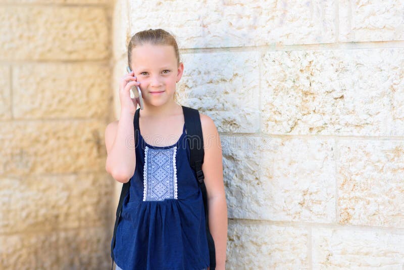 Openluchtportret van gelukkig meisje 8-9 ??njarigen die op telefoon spreken stock foto Openluchtportret van gelukkig meisje 8-9 ??njarigen die op telefoon spreken stock foto