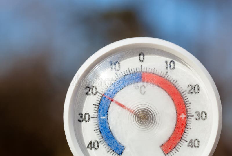 Openluchtthermometer met Celsius-schaal die strenge bevriezende temperatuur tonen royalty-vrije stock fotografie Openluchtthermometer met Celsius-schaal die strenge bevriezende temperatuur tonen royalty-vrije stock fotografie