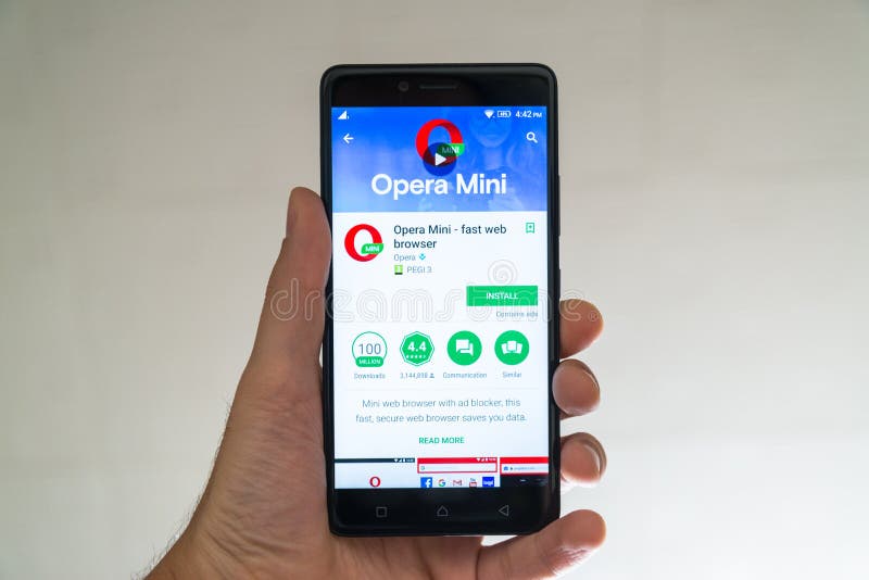 Mini Logotipo De Opera Na Tela Do Smartphone No Fundo Preto Imagem.