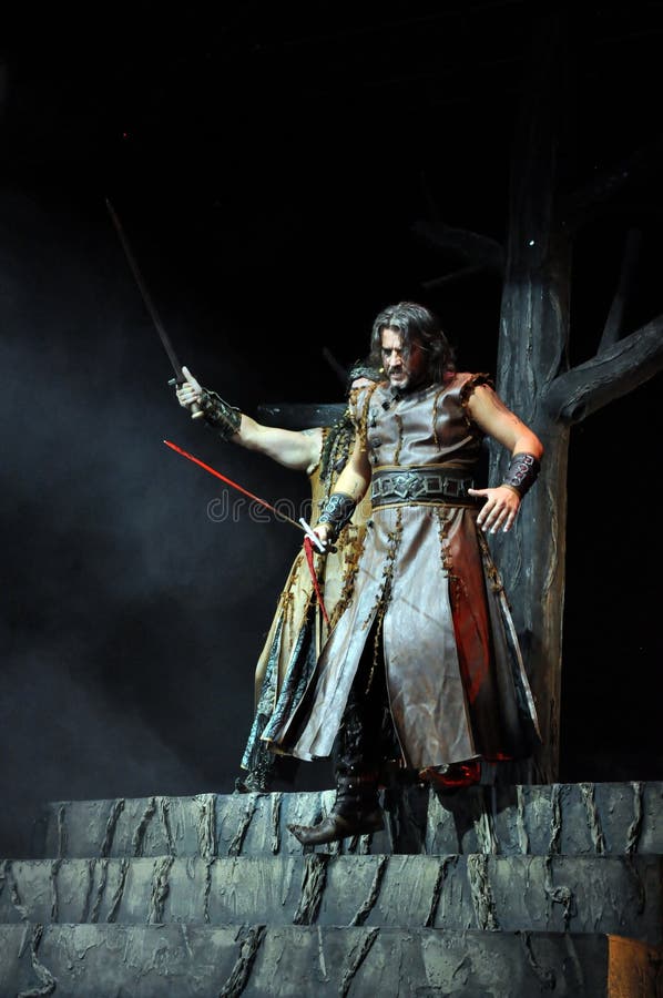 Opera rock, gioco del costume in tensione sulla fase immagini stock libere da diritti Opera rock, gioco del costume in tensione sulla fase immagini stock libere da diritti