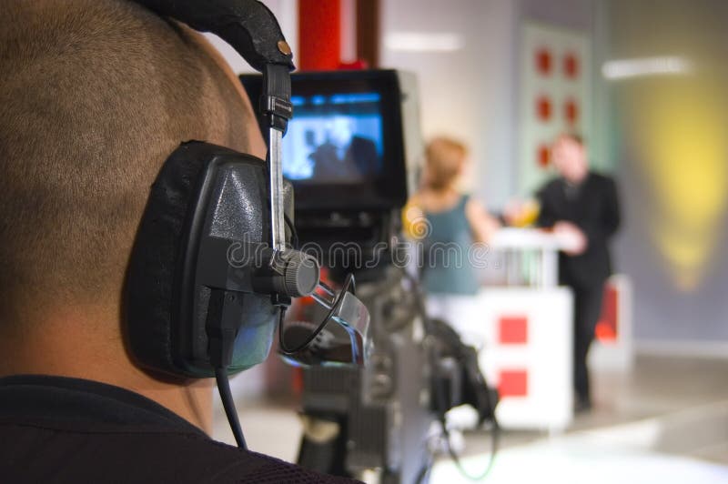 Operador cinematográfico no estúdio da tevê Operador cinematográfico no estúdio da tevê