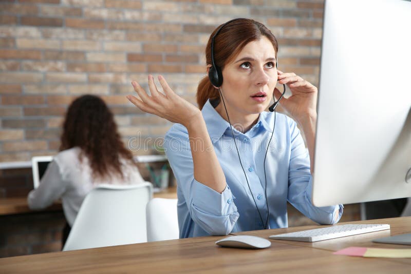 Operador forçado do suporte laboral com auriculares fotografia de stock Operador forçado do suporte laboral com auriculares fotografia de stock