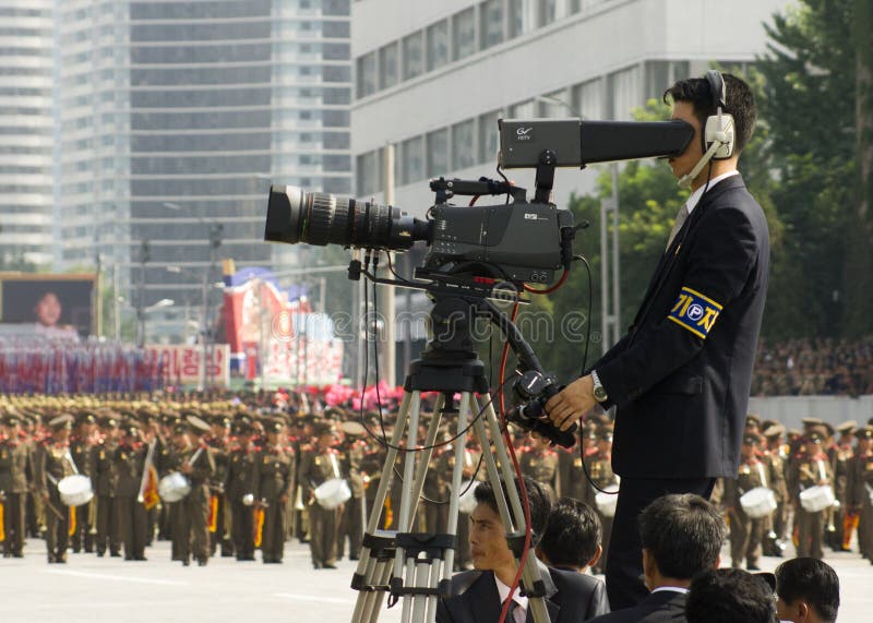 Operadores cinematográficos da Coreia do Norte na parada militar foto de stock royalty free Operadores cinematográficos da Coreia do Norte na parada militar foto de stock royalty free